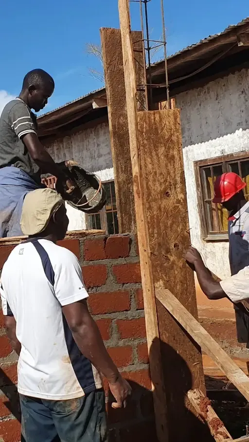 Des jeunes qui construisent un mur
