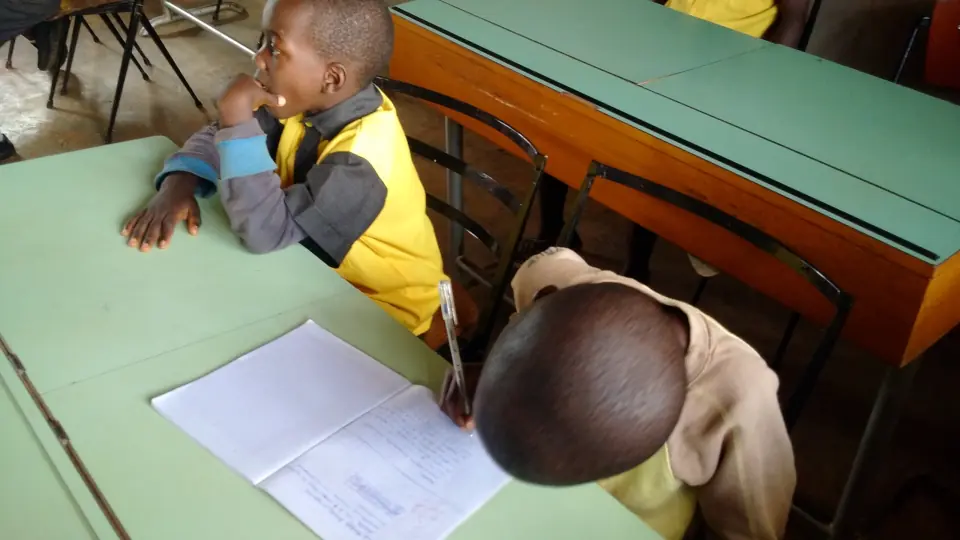 Des enfants sur un banc d'école