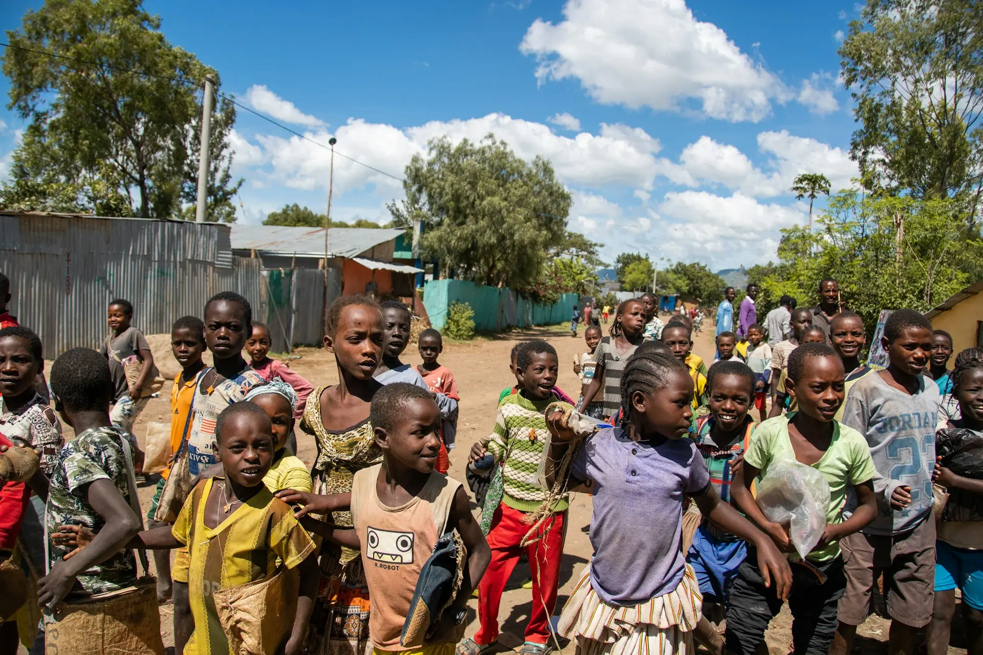 Des enfants qui courent dans la rue