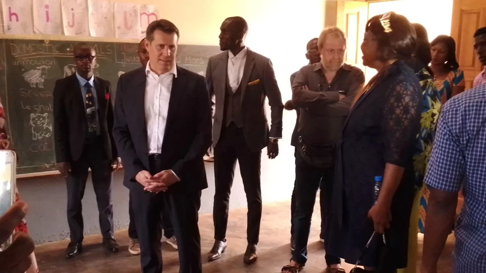 L'ambassadeur visite une salle de classe